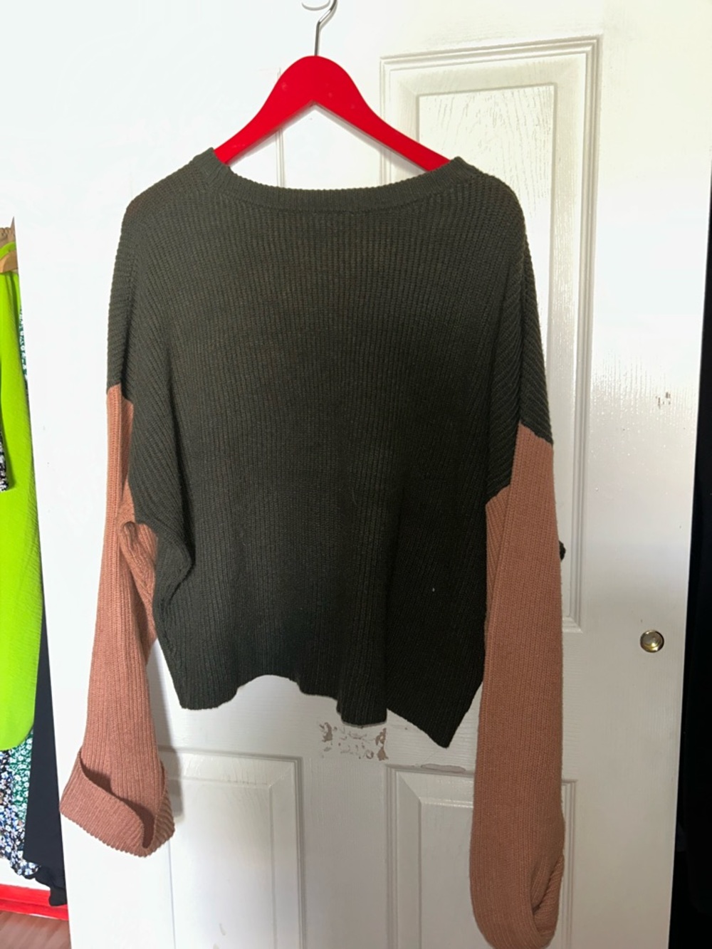 ARULA Olive Green & Dusty Rose Colorblock Crewneck